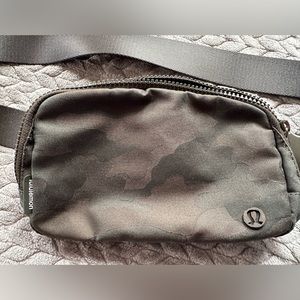Lululemon Belt Bag - green camo
